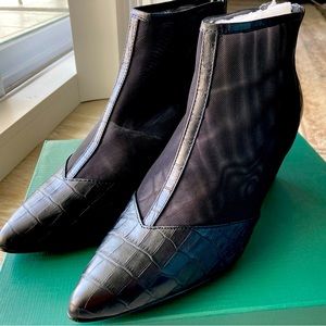 NIB LORI GOLDSTEIN LOGO Black Leather Booties size 7